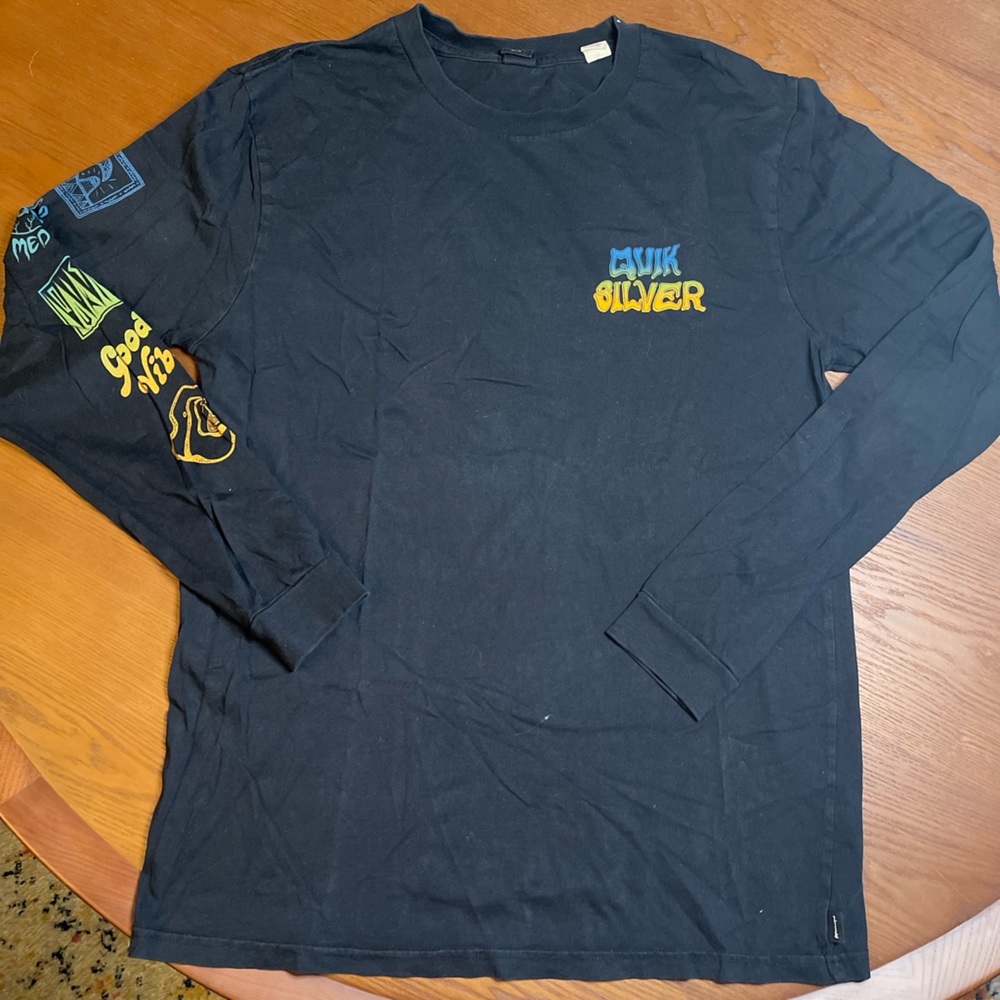 Black QuickSilver long sleeve t-shirt.